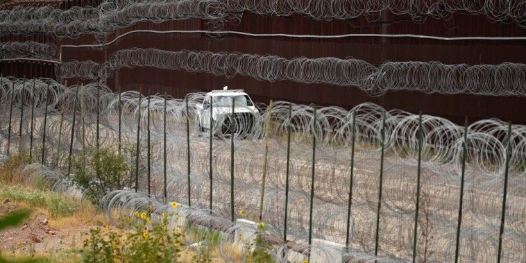 Un vehículo pasa cerca de la frontera con México en Nogales, Arizona, el 25 de junio de 2024.
