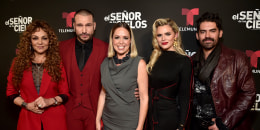 Rafael Amaya y parte del elenco de 'El Señor de los Cielos' en la alfombra roja de la proyección especial de la octava temporada de la serie en Los Ángeles.