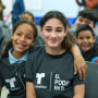 Estudiantes durante la donación de computadoras portatiles.